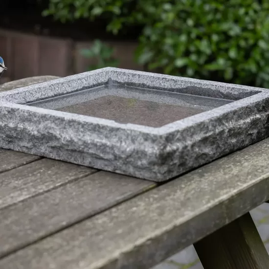 Granīta putnu baseins un dzirdinātava 'Kvadrāts'